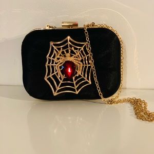 Black Spider detail clutch